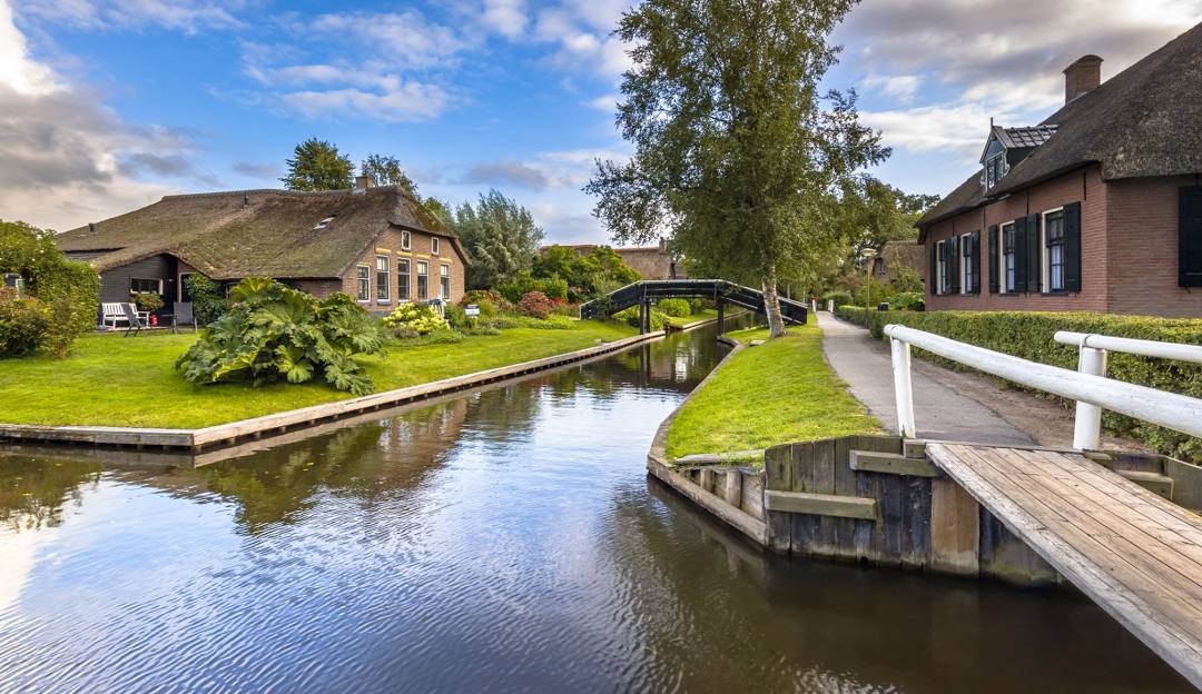 Discover the Magic of Giethoorn: The Hidden Water Village of the Netherlands