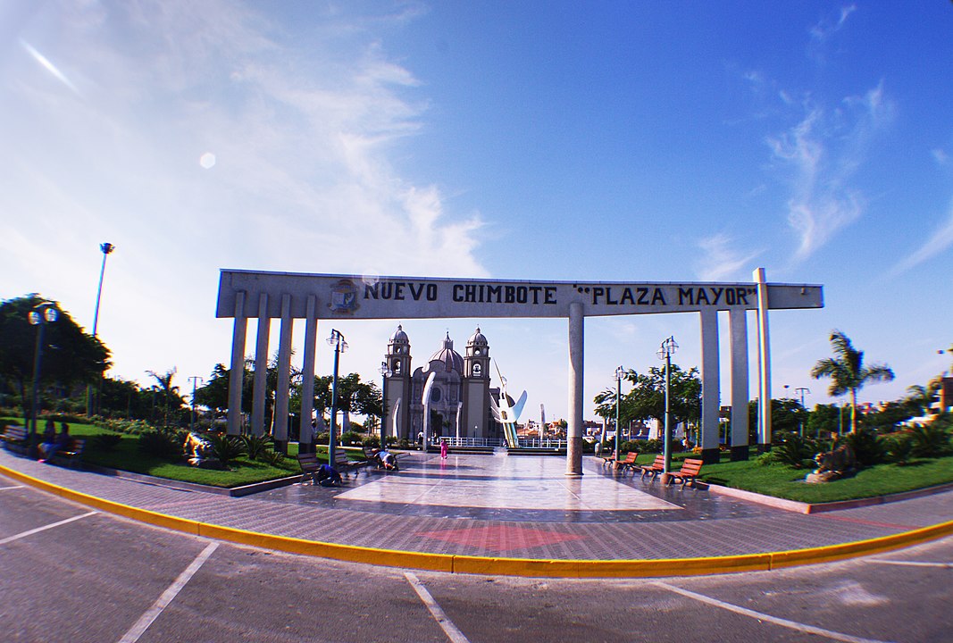 Plaza_mayor_de_nuevo_chimbote_y_catedral