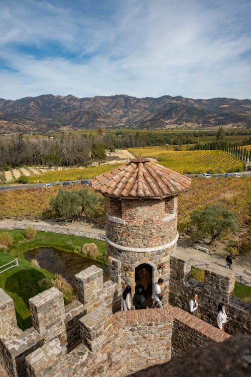 free-photo-of-aerial-view-of-the-tower-and-landscape-surrounding-the-castello-di-amorosa-in-calistoga-california-usa