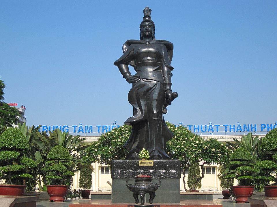 Statue_of_Madam_Lê-Chân_in_Haiphong_City