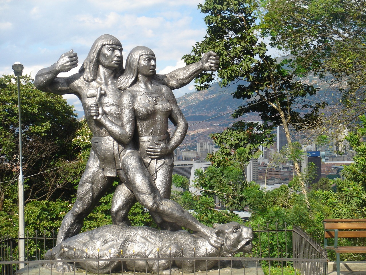 medellin_statue