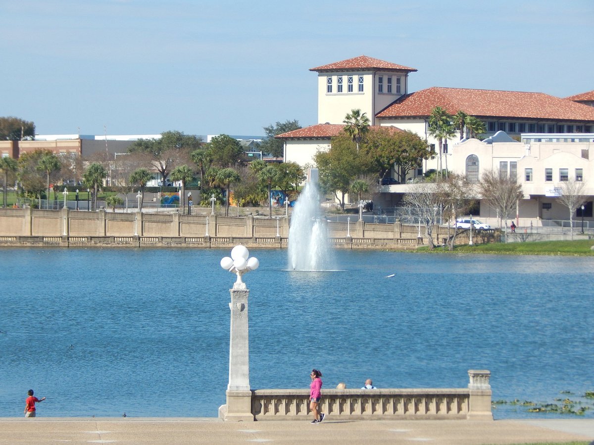 the-lake-with-fountain