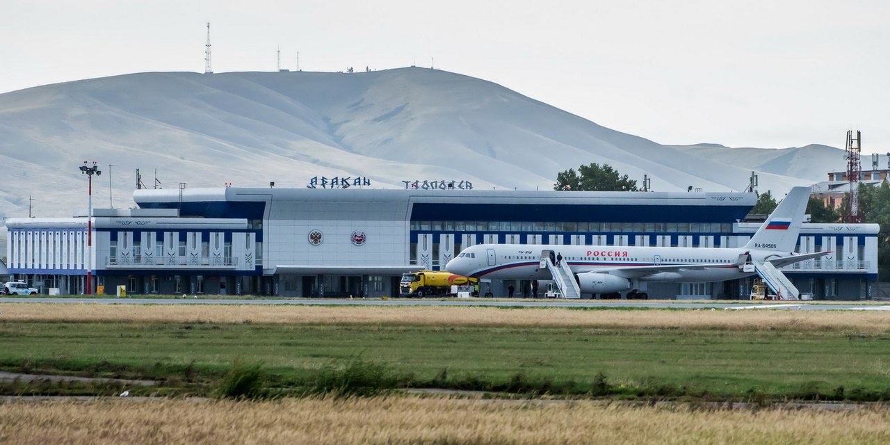 Front_of_terminal_at_Abakan_Airport