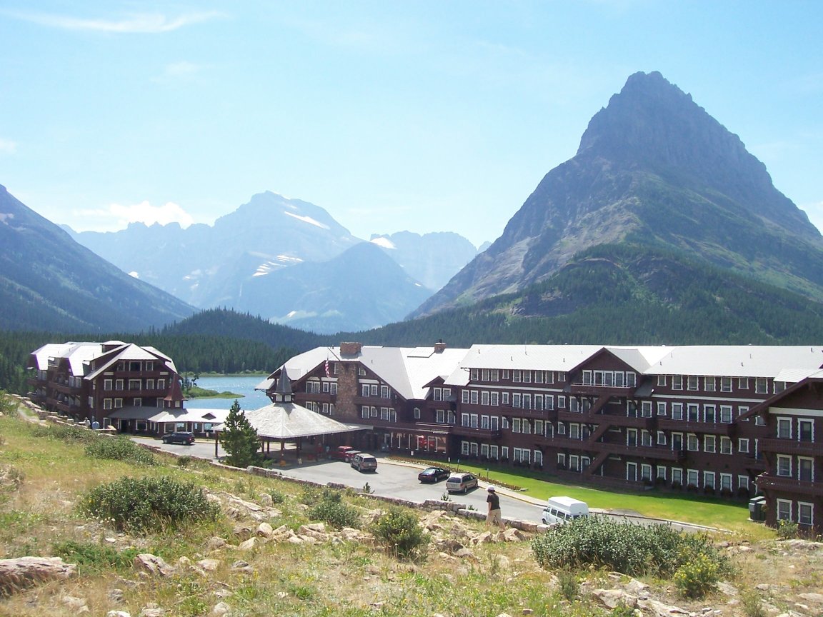 Many_glacier_hotel